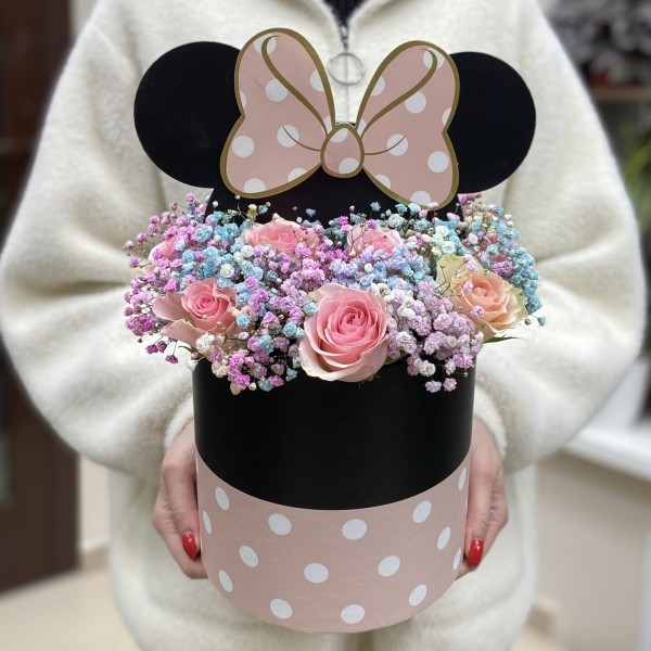 Гипсофила с нежной розой в коробке Микки Маус